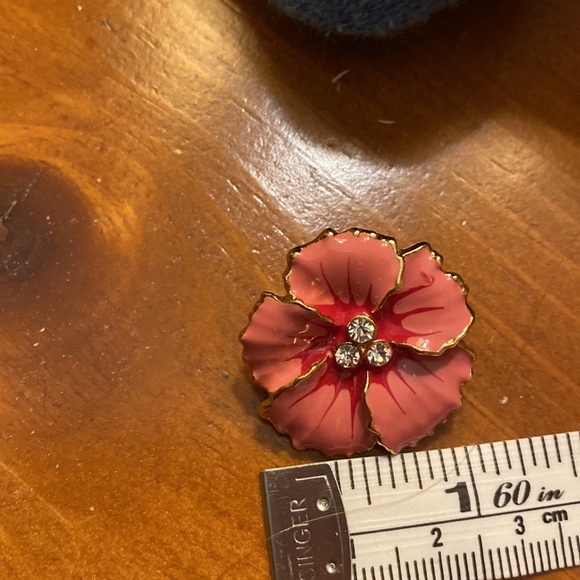 Hibiscus pin/ brooch. Gold tone - Picture 4 of 5